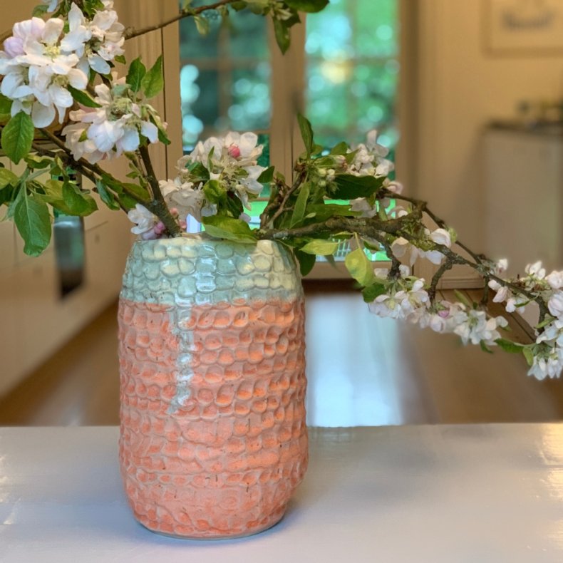 Modelleret vase med orange glasur