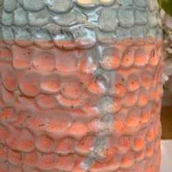 Modelleret vase med orange glasur